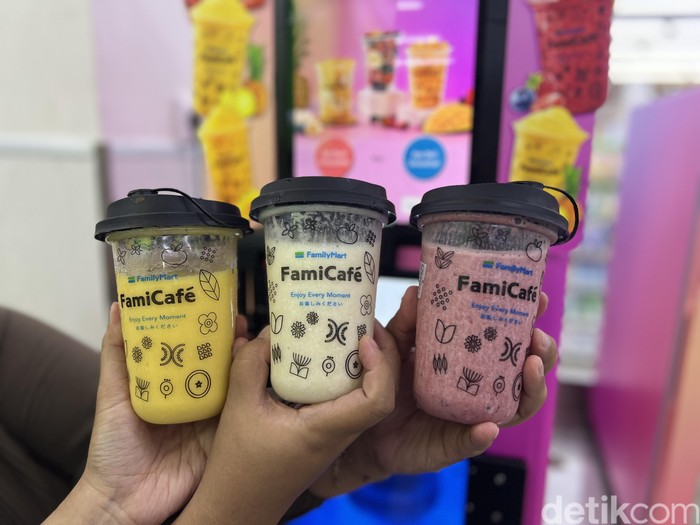 **Buat Smoothies Mangga dan Berry Segar Pakai Mesin di Minimarket Jepang**