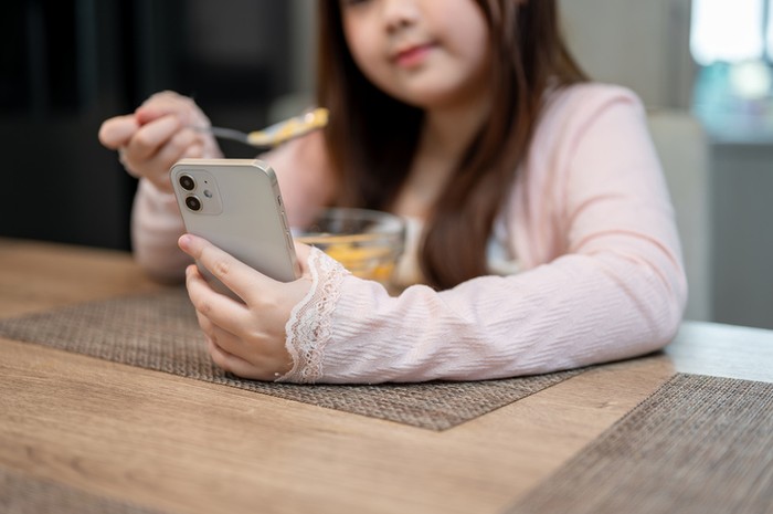 Makan Lezat Tanpa Gangguan: Resep Makan Sambil Main HP dengan Sehat