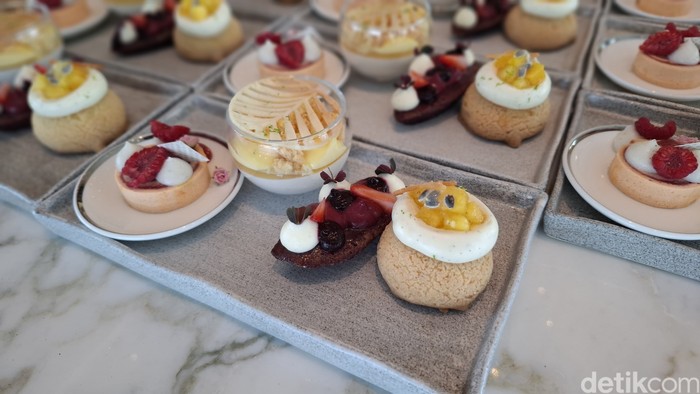 Nikmati Afternoon Tea Lezat dengan Kue-kue Cantik dari Chef Jepang di Park Hyatt Jakarta