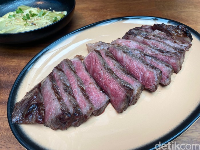 **Savorikan Gurita Panggang dan Wagyu Ribeye Steak Spanyol di Resto Baru Jakarta**