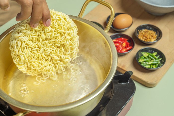 **Duh! Kombinasi Mie Instan dengan 3 Makanan Ini Bisa Bikin Sakit**