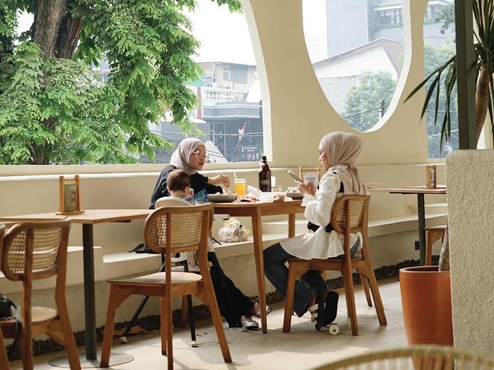 **Rekomendasi 5 Kafe Favorit Ibu-ibu Usai Antar Anak Sekolah: Racikan Kopi dan Bakmi Lezat**