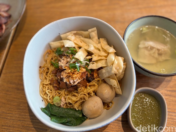 **Sinilagi! Nikmati Bolo Bun dan Bakmi Homemade di Kafe Favorit Ibu-Ibu**