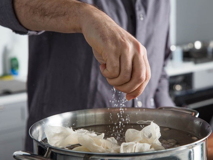 6 Cara Ampuh Atasi Masakan Terlalu Asin, Hasilnya Tetap Lezat!
