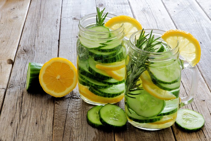 **5 Manfaat Minum Air Lemon Mentimun Saat Perut Kosong di Pagi Hari: Suguhan Segar dan Sehat untuk Pagi Anda**