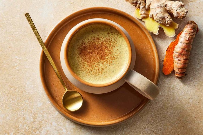 **Turmeric Coffee: 6 Manfaat Menambahkan Kunyit dalam Kopi, Segar dan Menyehatkan!**