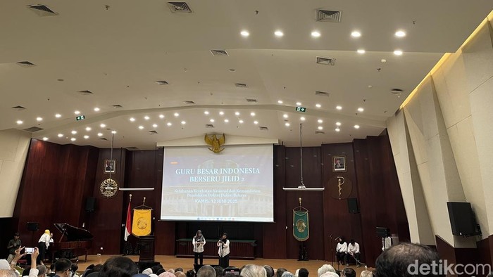 **Kembali Gelar Protes, Guru Besar FKUI Serukan Perhatian Pemerintah pada Distribusi Tenaga Kesehatan di Daerah Terpencil**