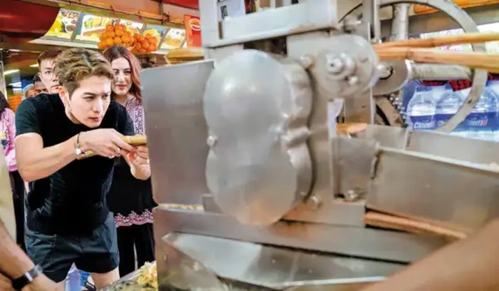 Nikmatilezat Pani Puri dan Es Tebu ala Jackson Wang di India!