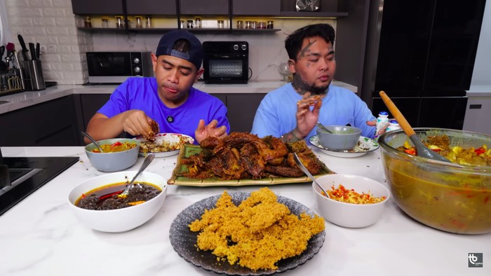 **Mukbang Tongseng Kambing dan Bebek Goreng Bumbu Hitam, Resep Lezat dari King Abdi**