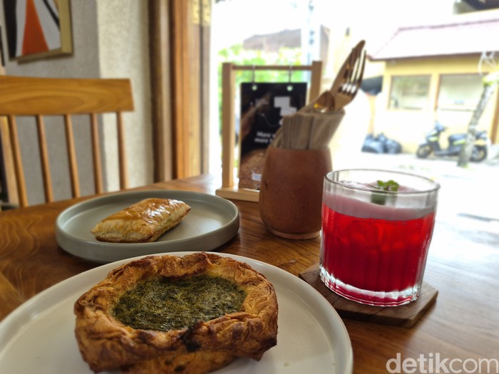 **Istimewa! Quiche Fusion & Pain au Chocolat autentik di Kafe Nicholas Saputra**