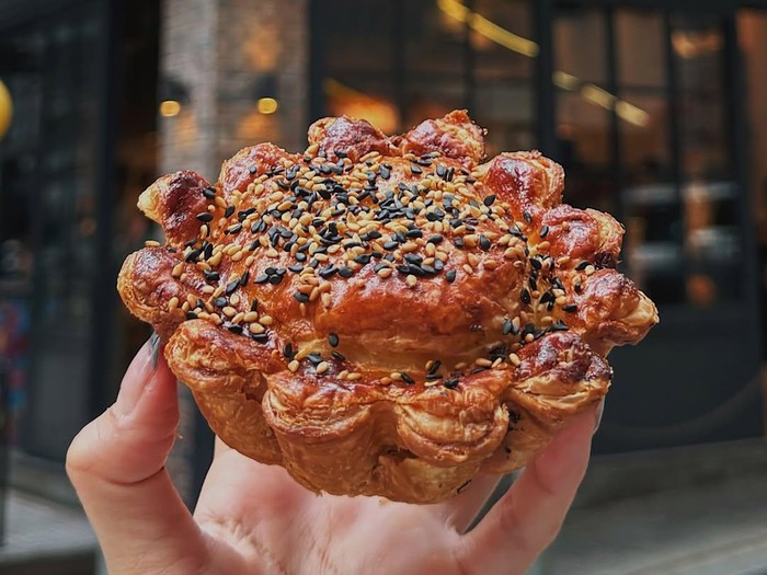 **Pie Rendang Rp 99 Ribu Per Buah di Hong Kong, Lezatnya Bikin Antre!**