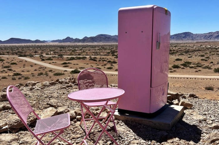 **Kulkas Pink 'Barbie' Bagai Oase di Tengah Gurun Afrika, Apa Isinya?** Resep Lezat untuk Menyegarkan Hari Anda