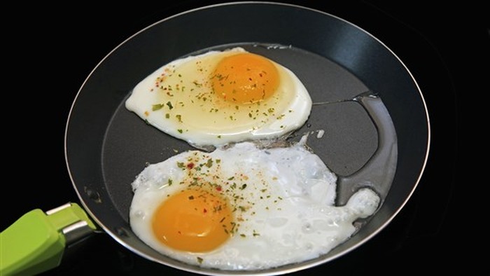 **Lebih Bagus Pakai Minyak atau Mentega Buat Masak Telur?**