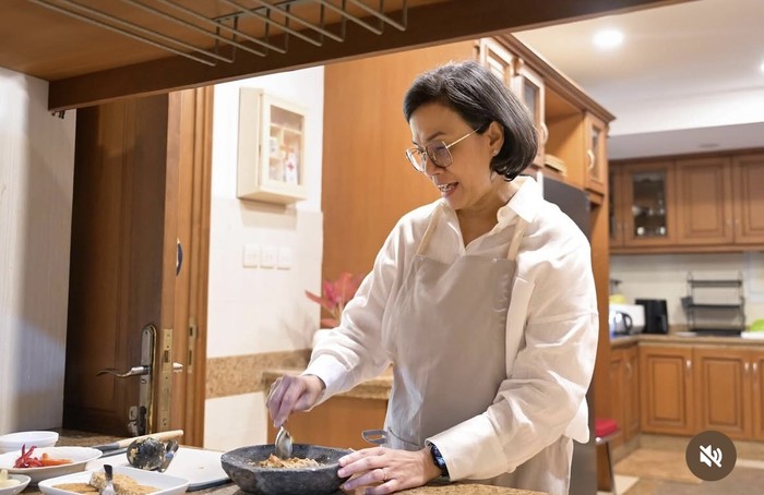 **Aksi Sri Mulyani Bikin Sambal Tempe, Kenang Makanan Favoritnya**