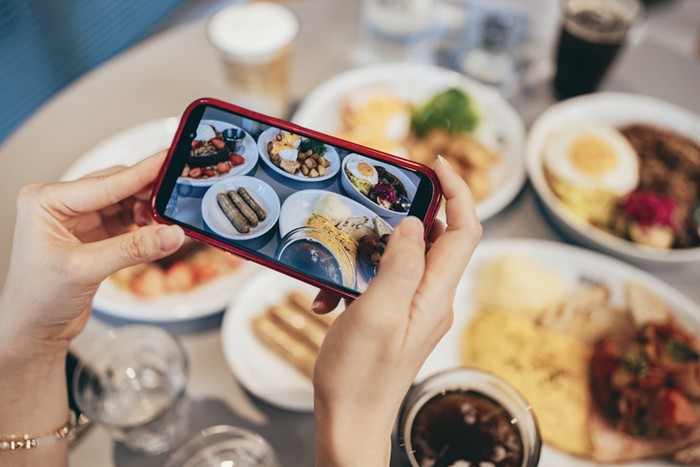 **5 Alasan Foodies Suka Foto Makanan Sebelum Disantap, Menurut Psikolog**
