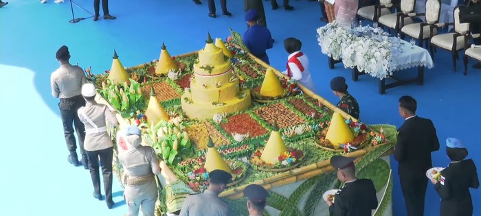 **Makna 9 Tumpeng yang Dipotong Prabowo di Hari Bhayangkara: Resep Lezat untuk Pesta Tradisional**