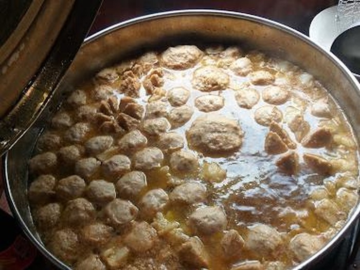 **Bakso Gerobakan: Lezat atau Perlu Sertifikasi Halal?**