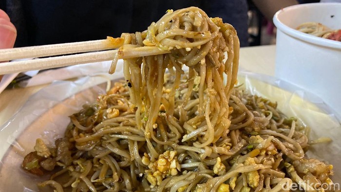 Pad Mie Siram: Nikmatnya Pad Thai dengan Siraman Kuah Gurih yang Unik yang Membuatmu Takjub!