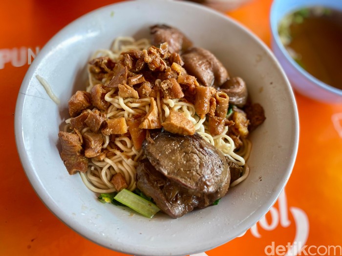 **Spesial! Racikan Mie Ayam Legendaris Sejak 1986 dengan Topping Ati Ampela Lezat**