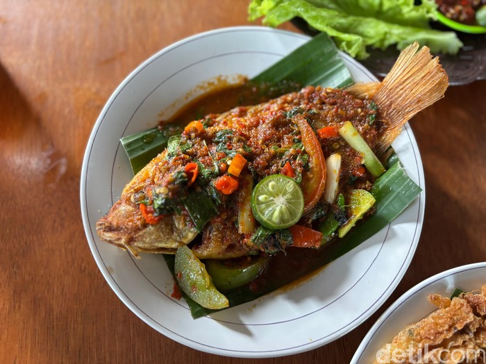 **RM Imah Mih Asri: Pecak Nila dan Ampas Kecap, Masakan Sunda Otentik di Warung Langganan PNS**