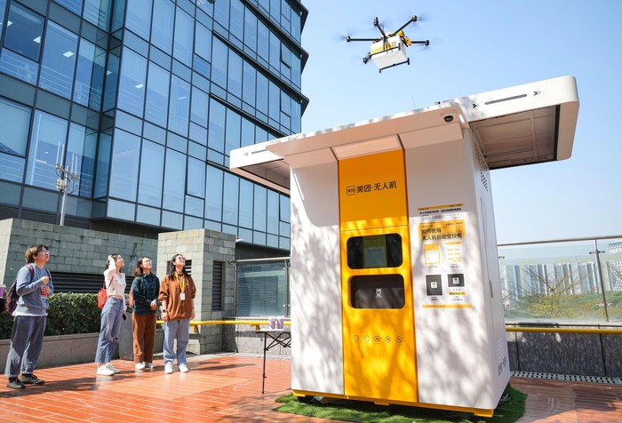 **Seru! Atraksi Layanan Antar Pesan Makanan Via Drone di Shenzhen**
