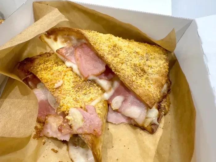 **5 Kreasi Pizza Antimainstream, Topping Kodok hingga Adonan 'Tipker'**