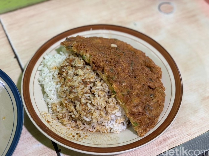 Puas! Nikmati Nasi Telur Bebek Porsi Besar Hanya Rp 14.000 di Pasar Menteng