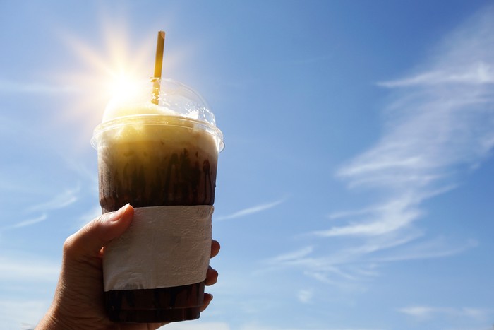 **Segarkan Hari Panas dengan Kopi Es yang Sehat dan Nikmat**
