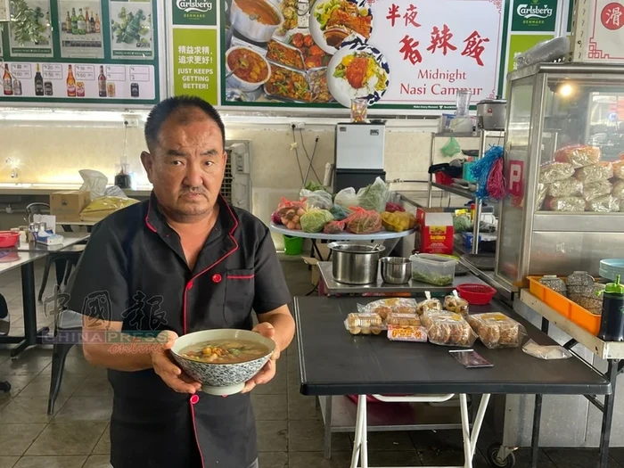Bicaranya Terlalu Keras, Pegawai Kedai Kopi Ini Dapat Ulasan Buruk: Kisah Penyebabnya