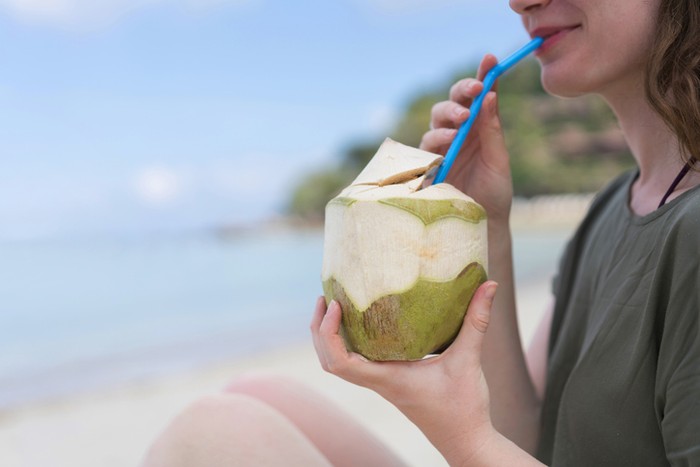 Nikmati 6 Manfaat Minum Air Kelapa Murni, Langsing Sehat!
