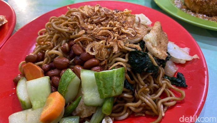 **Bakmi Baskom Mak Atun: Bihun Goreng Pedas dengan Bumbu Kacang Legendaris dari Glodok**