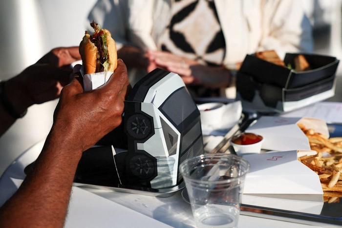 **Akhirnya! Nikmati Menu Lezat dari Restoran Tesla Pertama di Dunia, Karya Elon Musk**