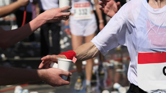 Viral Bagi-bagi Bir di Pocari Run Bandung, Efek Fatal Alkohol bagi Kesehatan