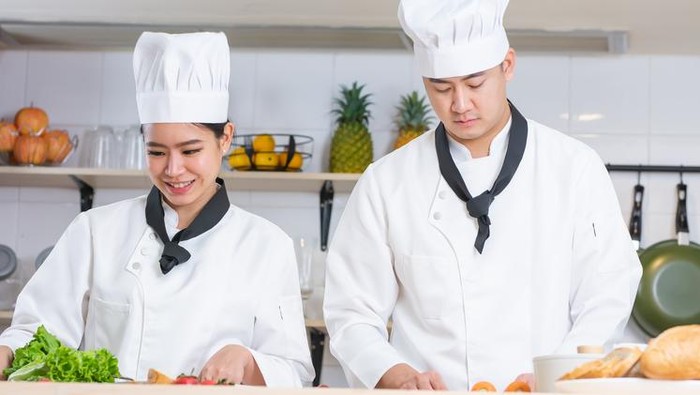 **5 Fakta Menarik di Balik Topi Chef Putih Ikonik**