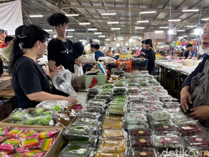 **Pasar Kue Subuh Senen: Surga Kue Tradisional Sejak 1988, Cicipi Harga Rp 500!**