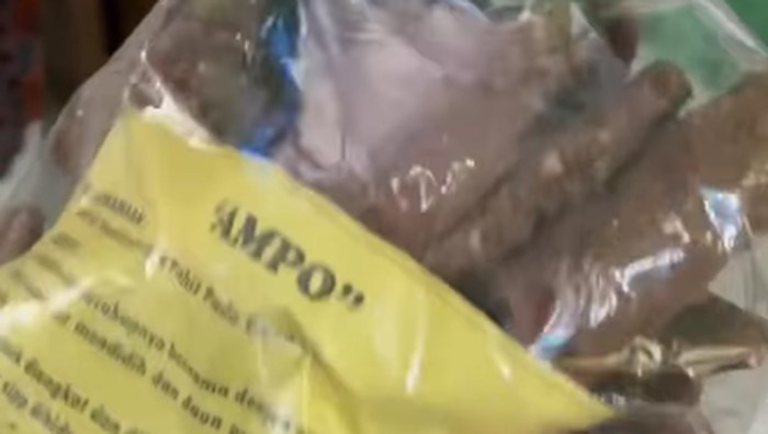 Ampo Mendunia! Orang Luar Negeri Bingung Cara Makan Olahan Tanah Liat Ini - Update 1