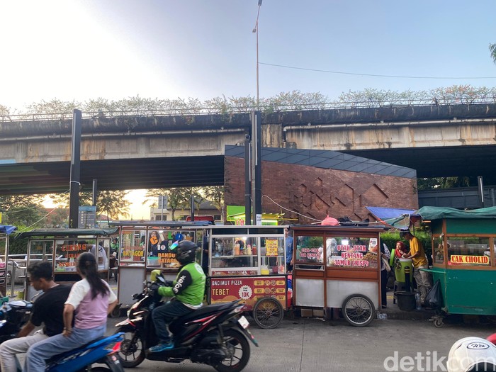 Stasiun Tebet, Surga Jajanan Favorit Pekerja Kantoran Jaksel - Update 1