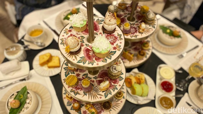 Spesial! Siramkan Tradisi Wastra Iwan Tirta ke Dalam Cangkir Afternoon Tea Anda