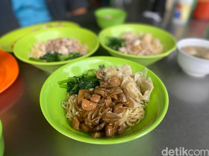 Nikmatnya Mie Ayam Papi Gendut: Harga Rp 20 Ribu dengan Rasa Restoran di Tebet