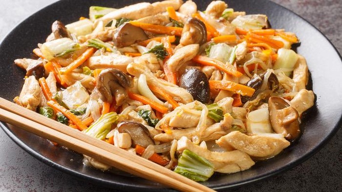 **Resep Ayam Tumis Jamur Bumbu Gurih yang Lezat dan Praktis untuk Bekal**
