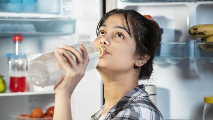 Minum Air Putih Tengah Malam: Benarkah Berisiko Rusaknya Ginjal?