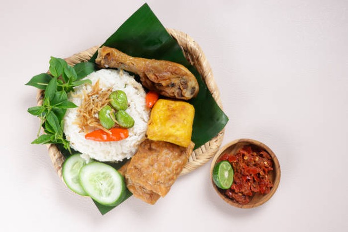 Nikmatnya! Nasi Liwet Aneka Lauk di 5 Resto Favorit untuk Makan Siang