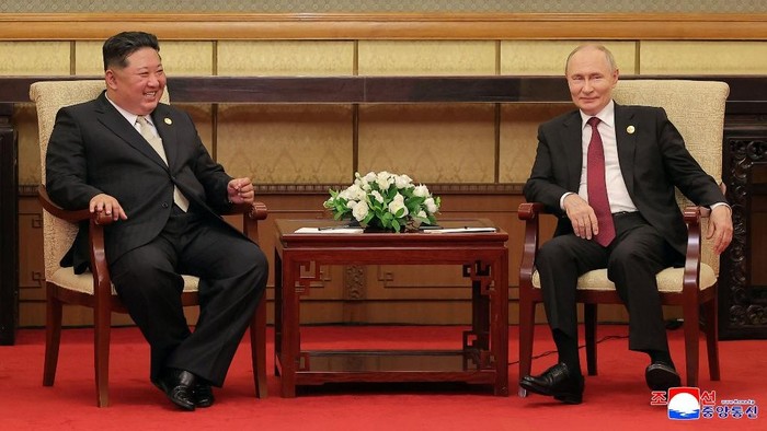 Petugas Korut Lap Kursi Kim Jong Un Usai Bertemu Putin, DNA Jadi Target Internasional?