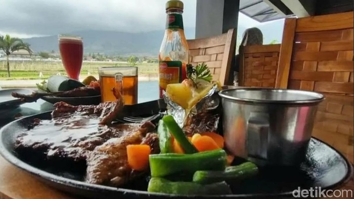 **Rasakan Kelezatan 12 Varian Domba Garut di Saung Pananjung, Langganan Para Menteri**