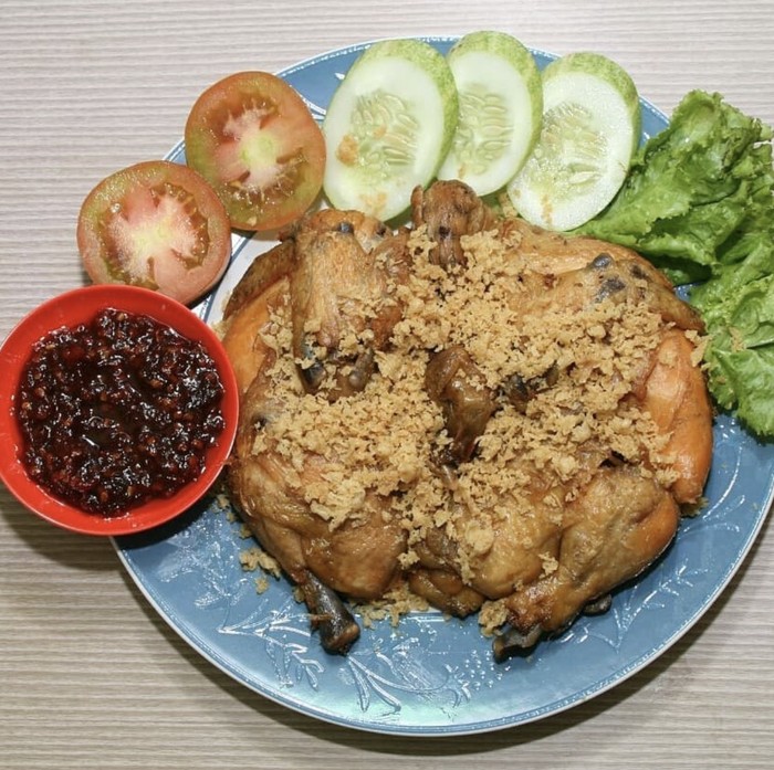 **Gurih Lembut! 5 Ayam Goreng Presto Bertulang Lunak Ada di Sini**