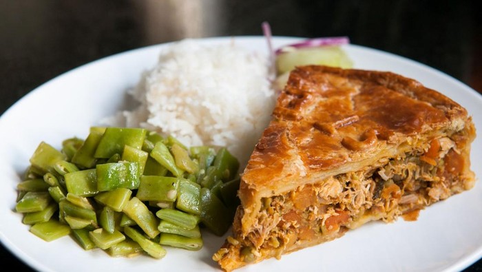 5 Makanan Khas Suriname Mirip Indonesia, dari Bami hingga Lapis yang Lezat