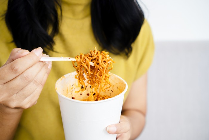 **Mie Instan Lezat, Namun Waspadai Bahaya Konsumsi Berlebihan**