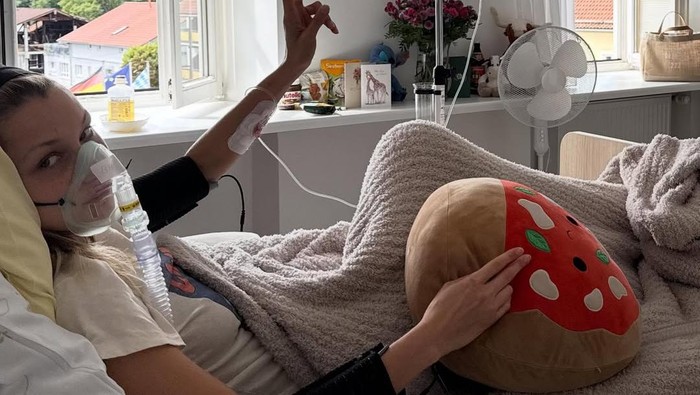 Supermodel Bella Hadid Bagikan Pengalaman Perawatan Penyakit Lyme di RS