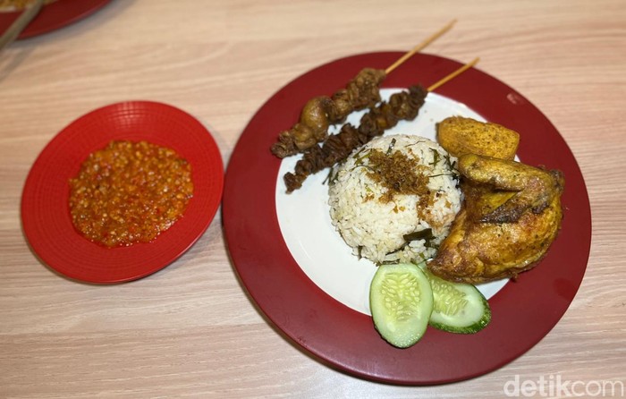 **Mades: Ayam Sambal Asap hingga Nasi Goreng Sengkel di Warung Anak Jaksel**