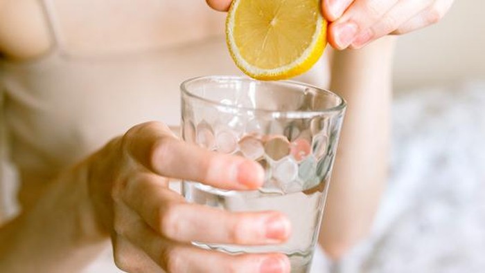 Minum Air Lemon? Dokter Ungkap 4 Kesalahan yang Rentan Jadi Musuh Kesehatan Anda!